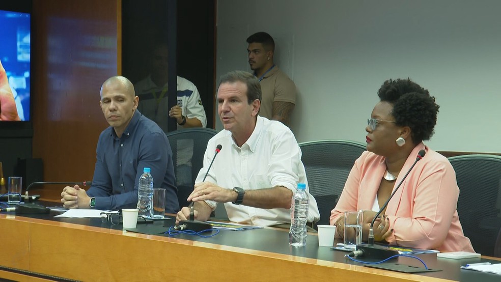 Chefe-executivo do Centro de Operações, Marcus Belchior, prefeito Eduardo Paes e vereadora Tainá de Paula — Foto: Reprodução/ TV Globo
