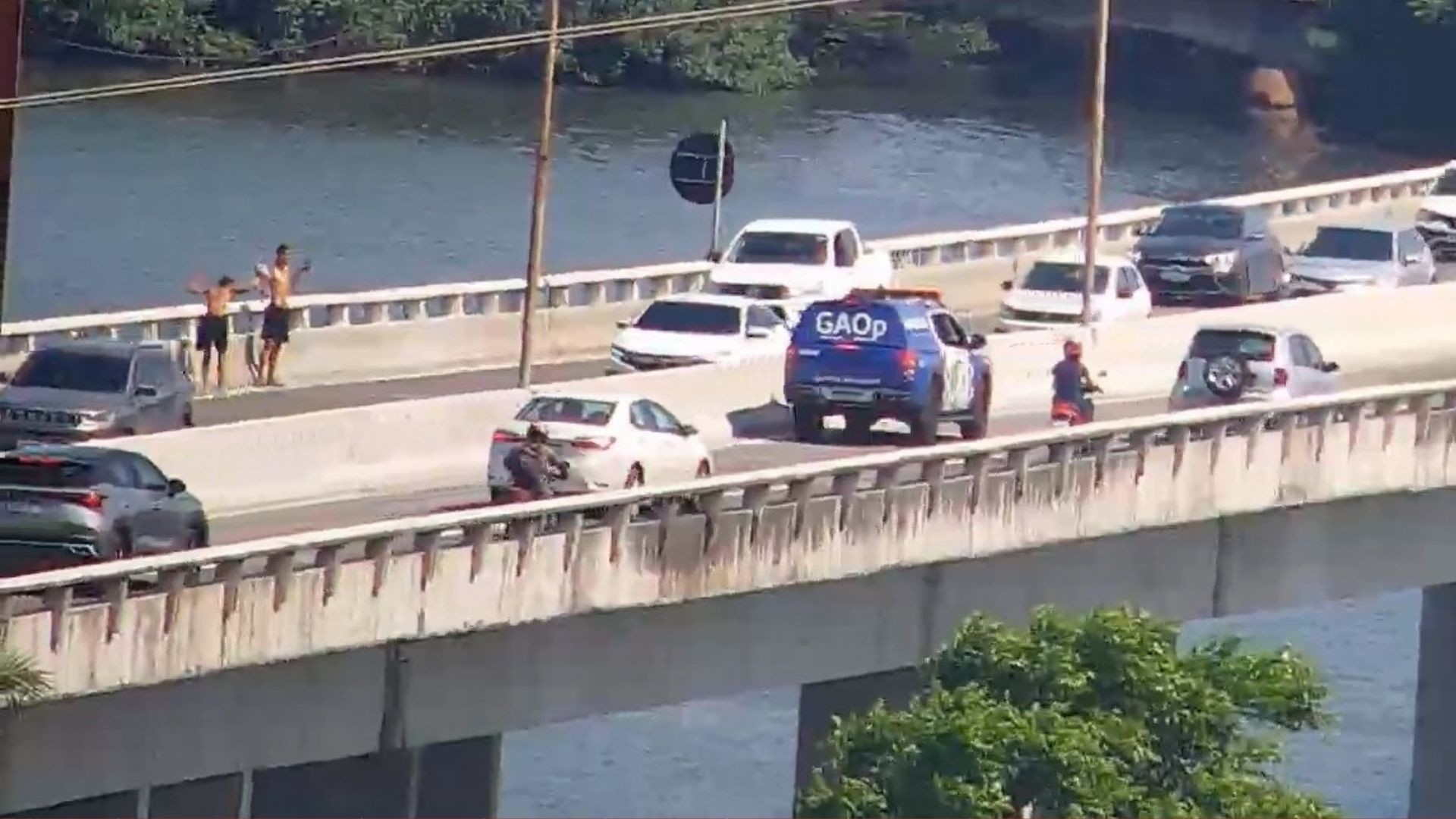 Adolescentes roubam bicicleta elétrica em Vitória, tentam fugir a pé pela Segunda Ponte e são apreendidos; veja vídeo