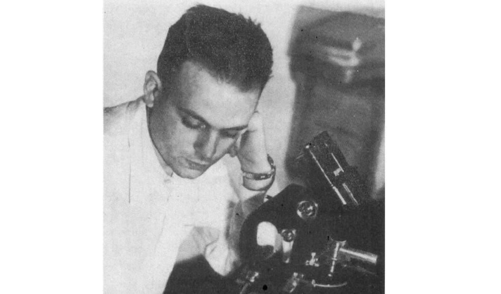 Cesar Lattes ao lado do microscópio em 1949 — Foto: Arquivo Central/Siarq-Unicamp