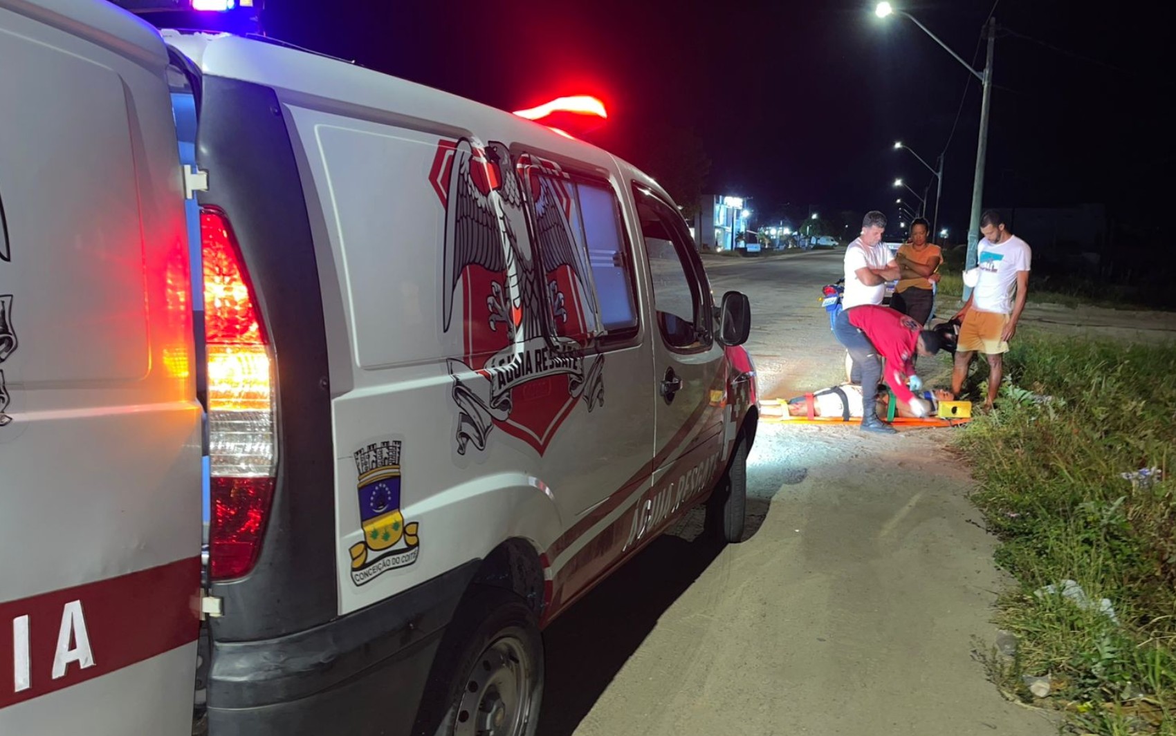 VÍDEO: Vestido fica preso em corrente de moto e causa acidente no interior na Bahia