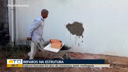 Agência bancária recebe reparos após tentativa de invasão