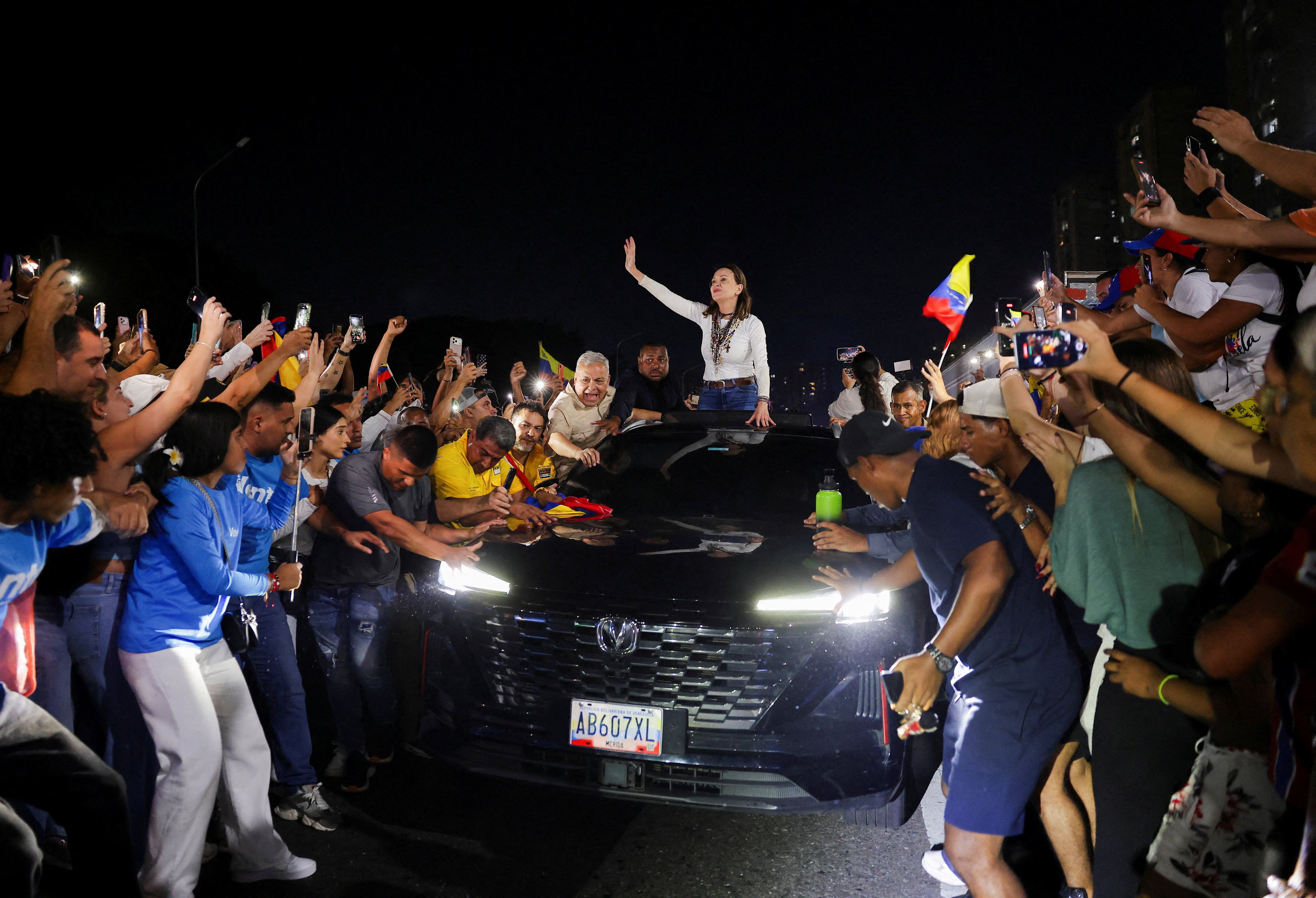 Presidente da Venezuela acusa María Corina Machado de transformar sua volta ao país em 'espetáculo'