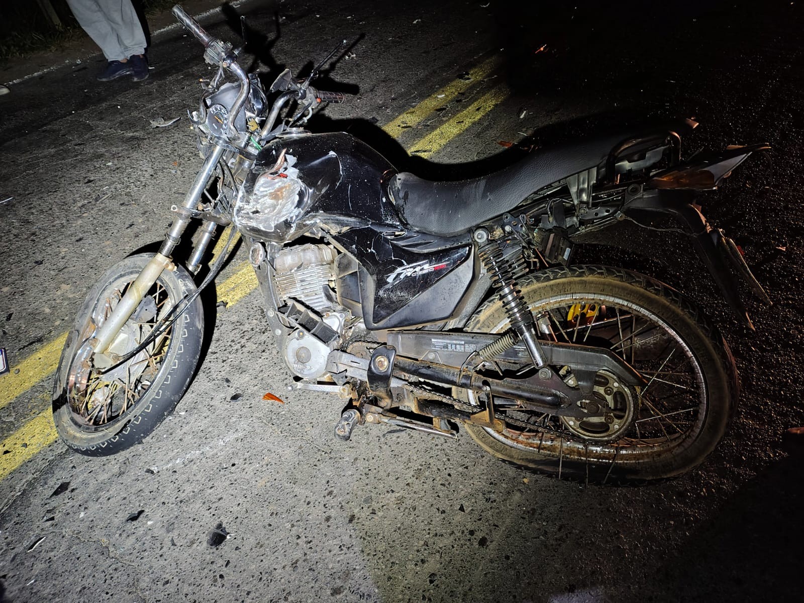 Motociclista inabilitado bate de frente com caminhão e fica gravemente ferido na MGC-265