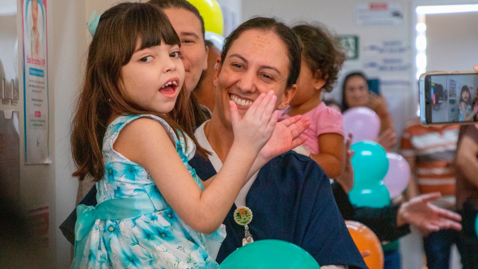 Menina de 7 anos recebe alta após viver em hospital desde o dia do nascimento 