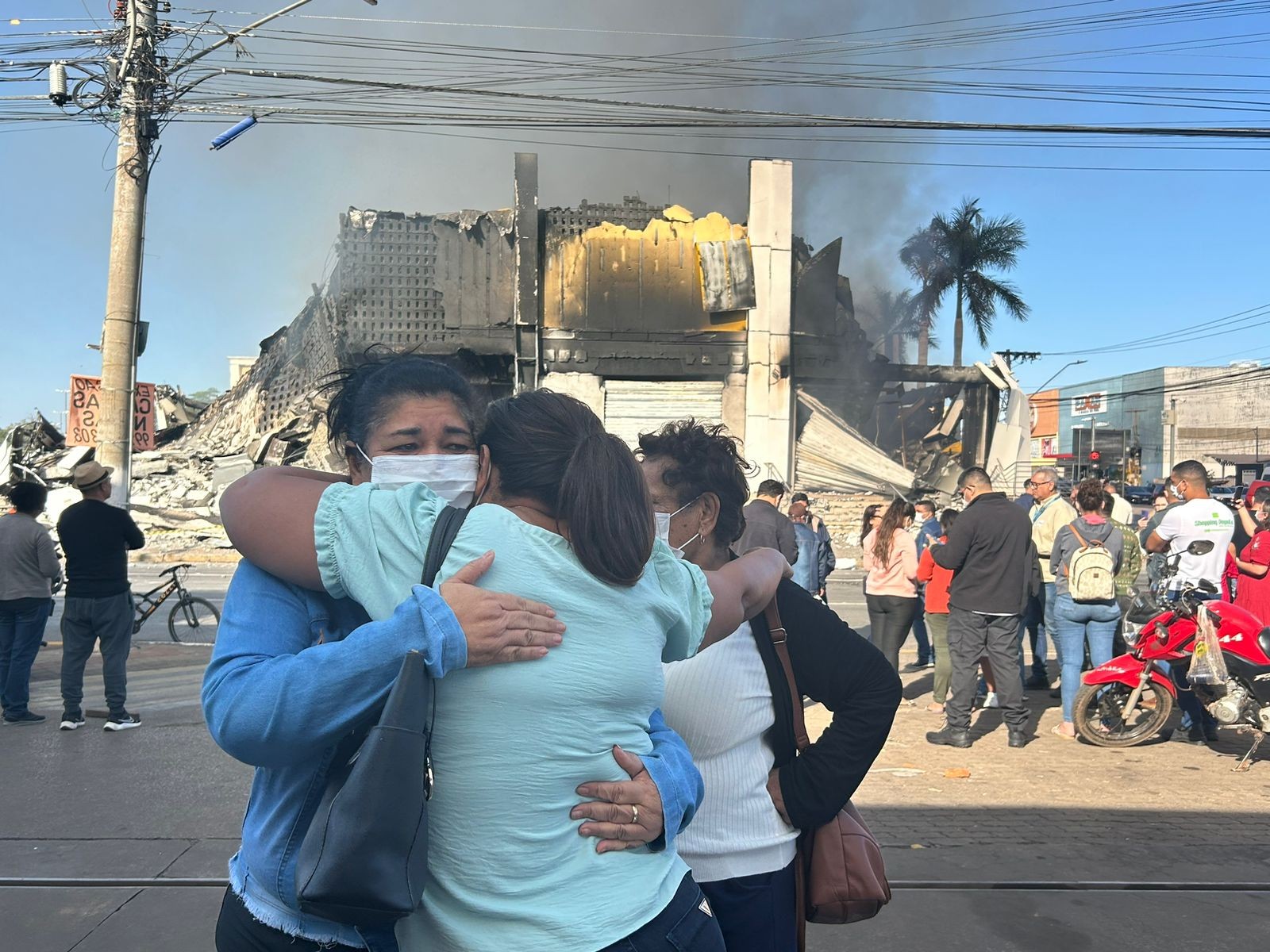 'Sem chão': comerciantes falam sobre choque ao saber de incêndio em shopping de Cuiabá 