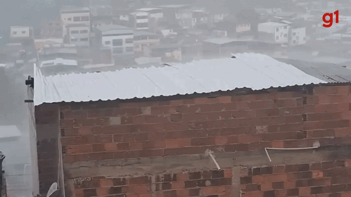 Temporal com ventos fortes arranca telhado, alaga ruas e causa vazamentos no hospital em Ipatinga