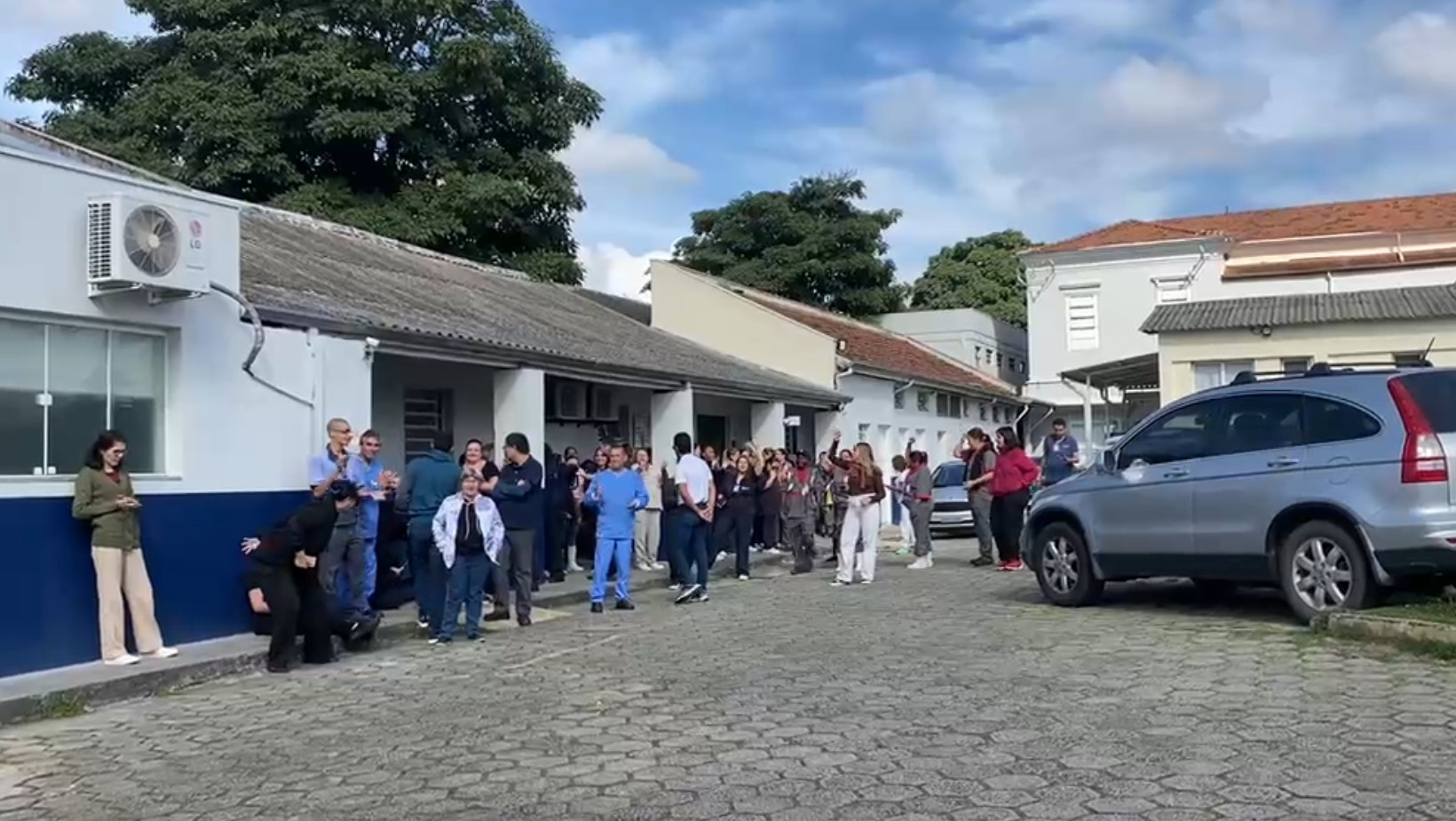 Funcionários do Hmut fazem paralisação por atraso no pagamento dos salários em Taubaté, SP