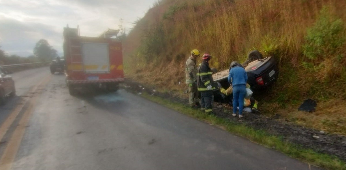 Idosos ficam feridos após carro capotar na BR-267 em Chácara