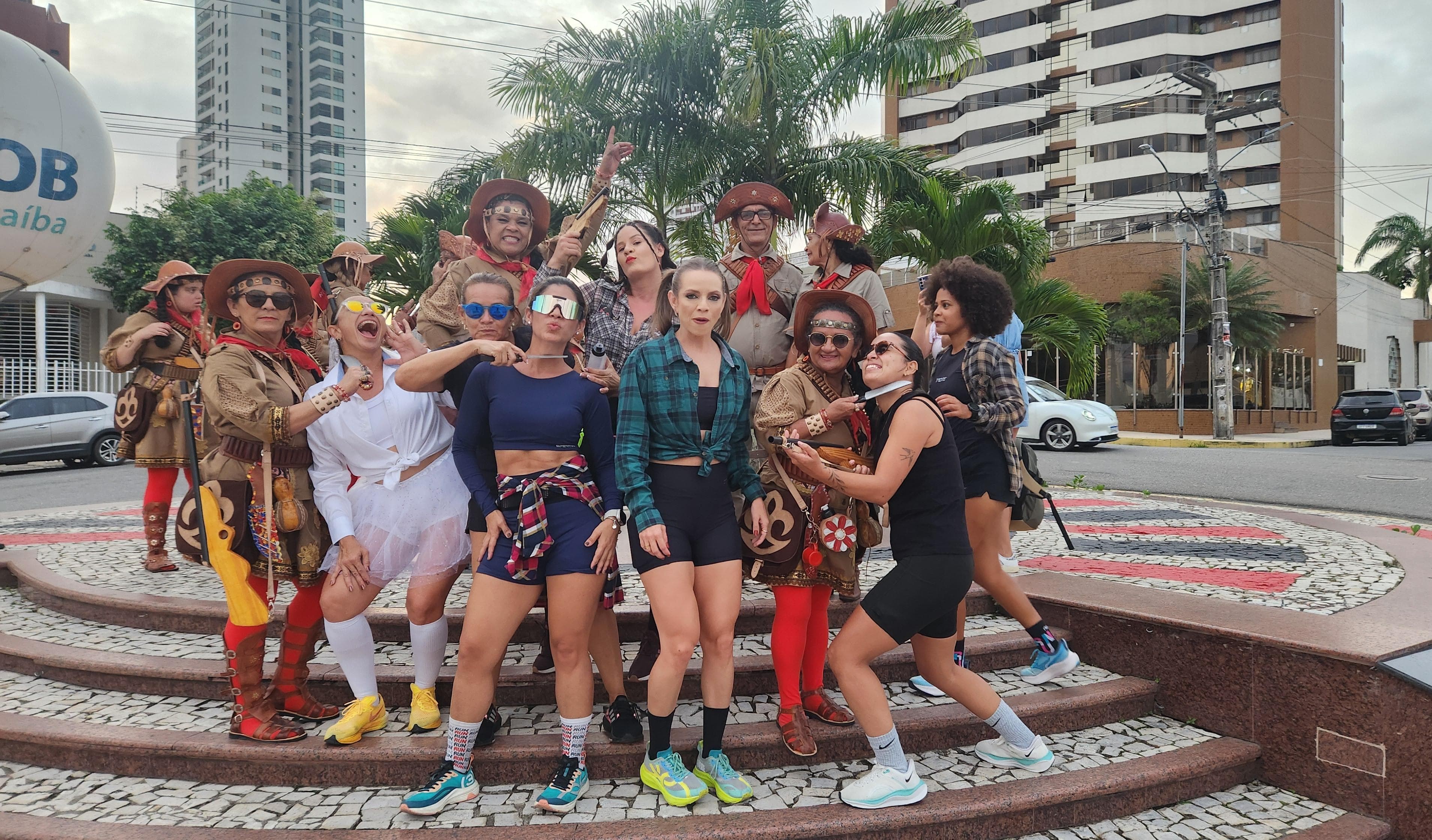 Grupo de amigas corredoras faz 'trote da cachaça' pelo São João de Campina Grande
