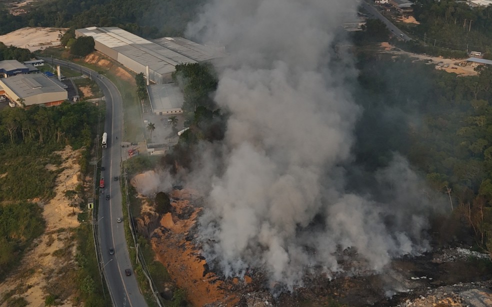 Incêndio em vegetação continua pela manhã após se intensificar durante a noite em Manaus — Foto: Foto: William Duarte/Rede Amazônica
