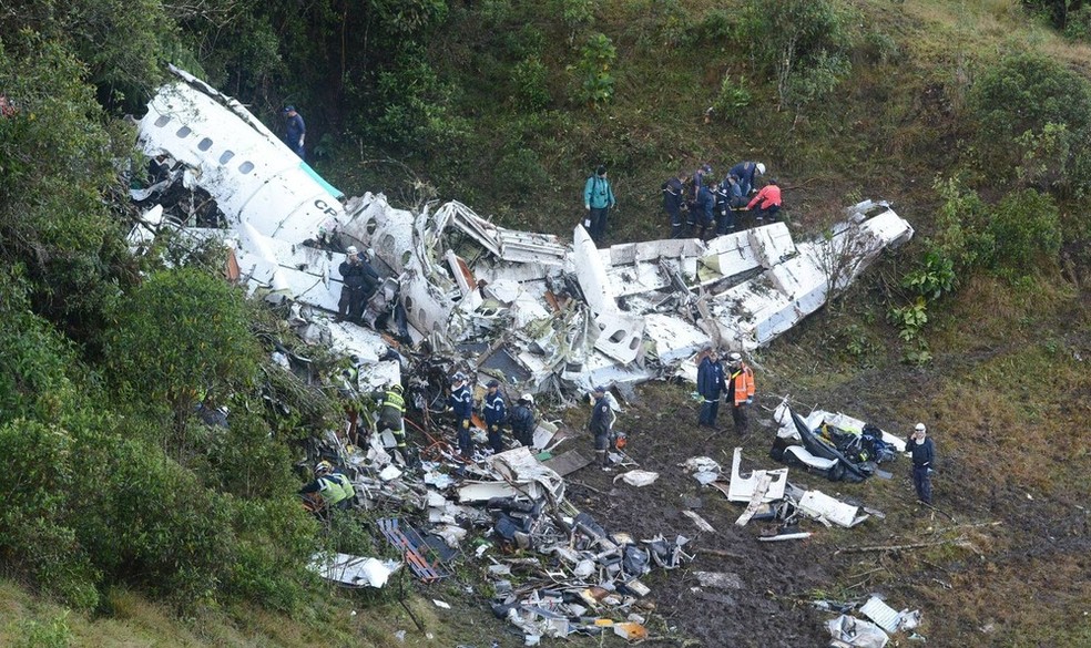 Avião que transportava a delegação da Chapecoense para Medellín, na Colômbia, sofreu um acidente. — Foto: Luis Benavides/AP