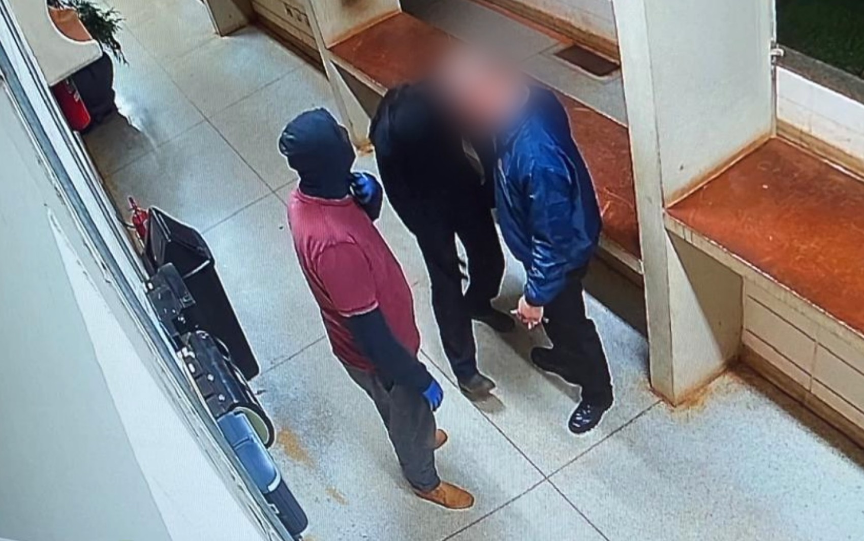 Polícia usa imagens para identificar ladrões que roubaram remédios de alto custo de farmácia em Ribeirão Preto