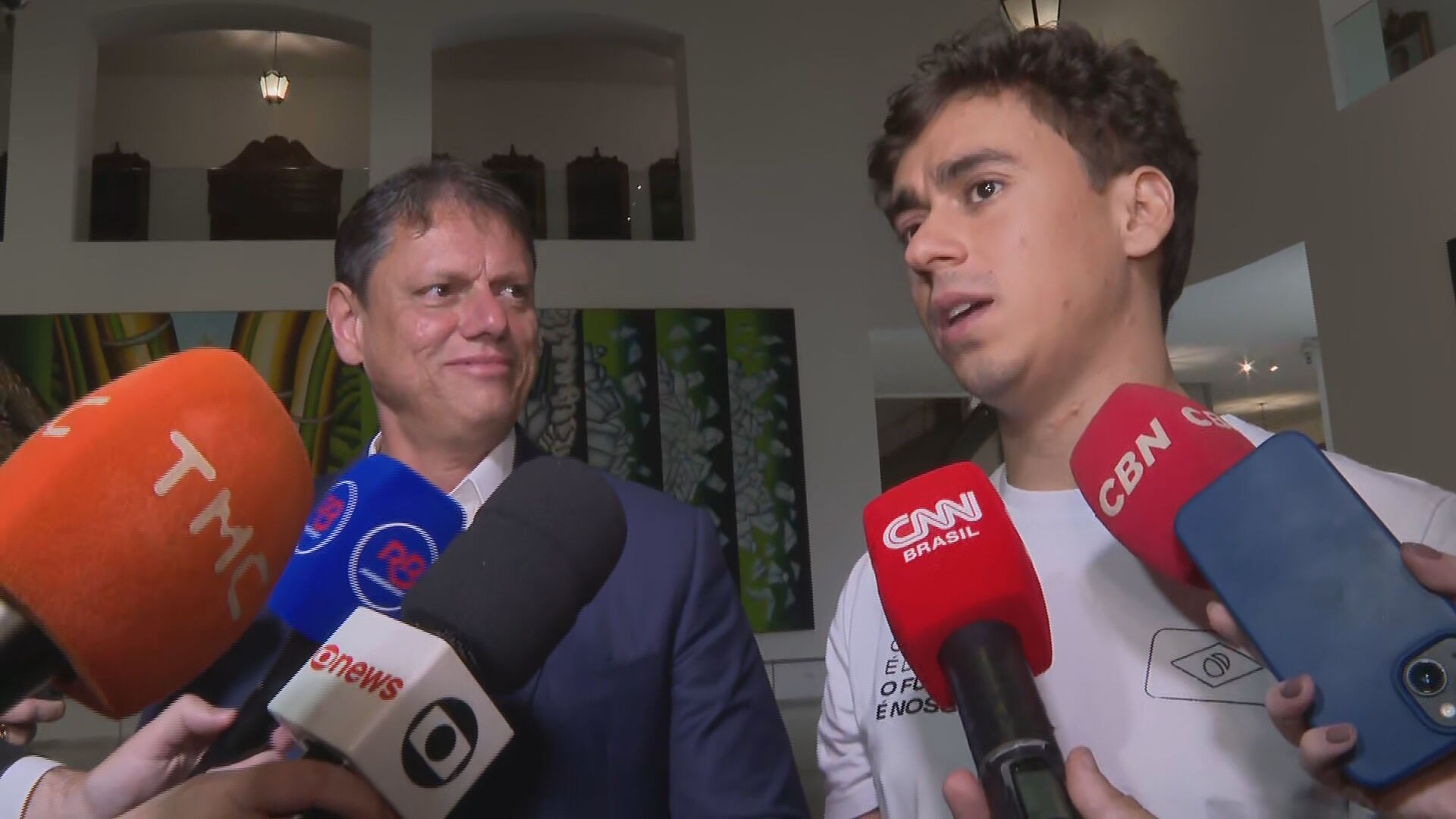 Ao lado de Nikolas Ferreira, Tarcísio diz que vai 'mergulhar de cabeça' na campanha de Flávio Bolsonaro em SP