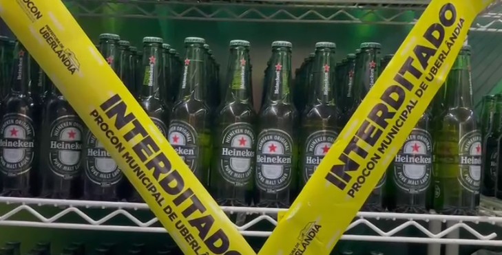 Mais de 500 garrafas de cerveja vencida são interditadas em fiscalização do Procon Uberlândia