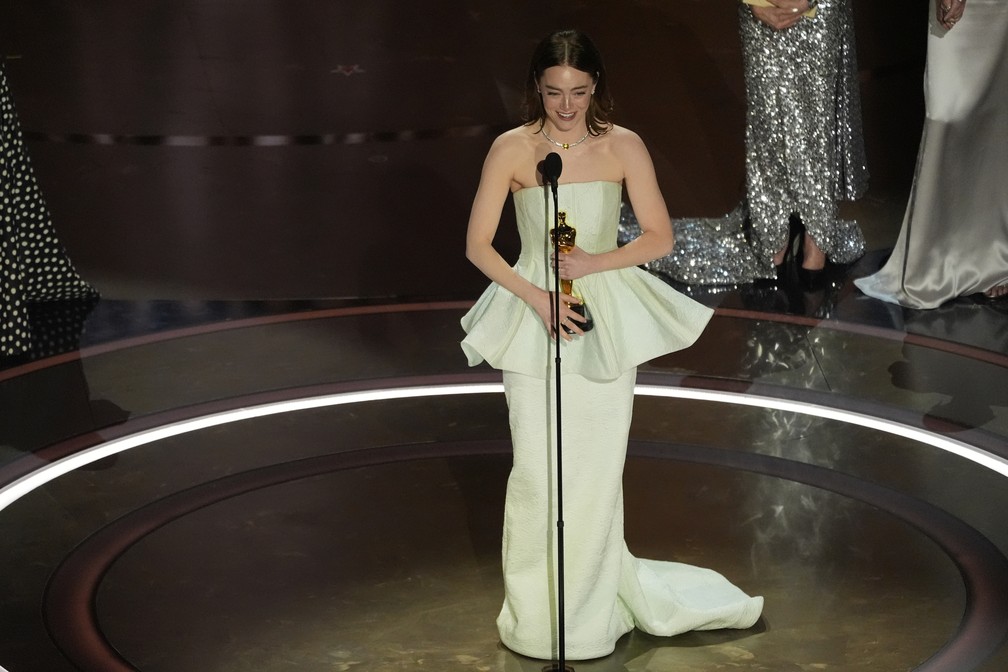 Emma Stone vence o Oscar de Melhor Atriz por seu trabalho em "Pobres Criaturas" — Foto: AP Photo/Chris Pizzello