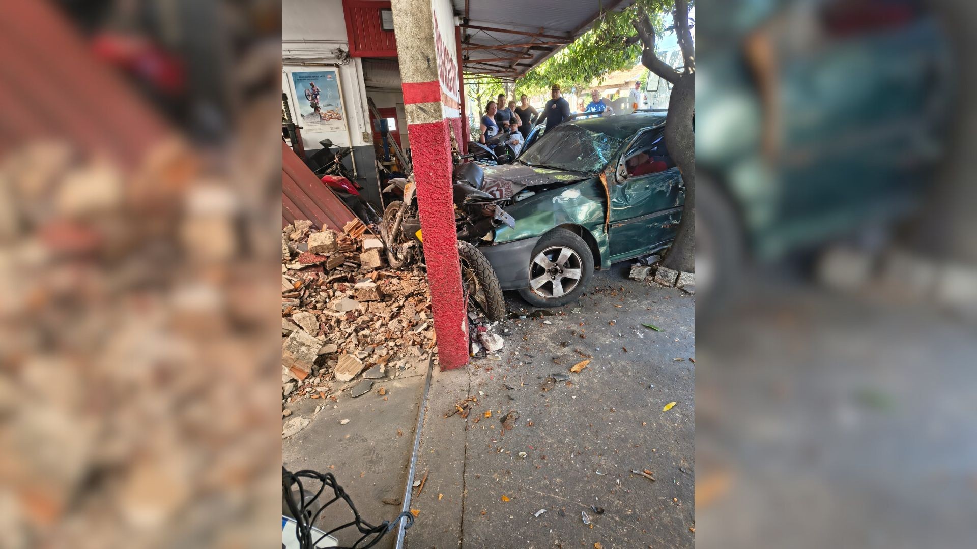 Carro invade oficina de motos após idoso sofrer mal súbito e perder o controle da direção em Dois Córregos
