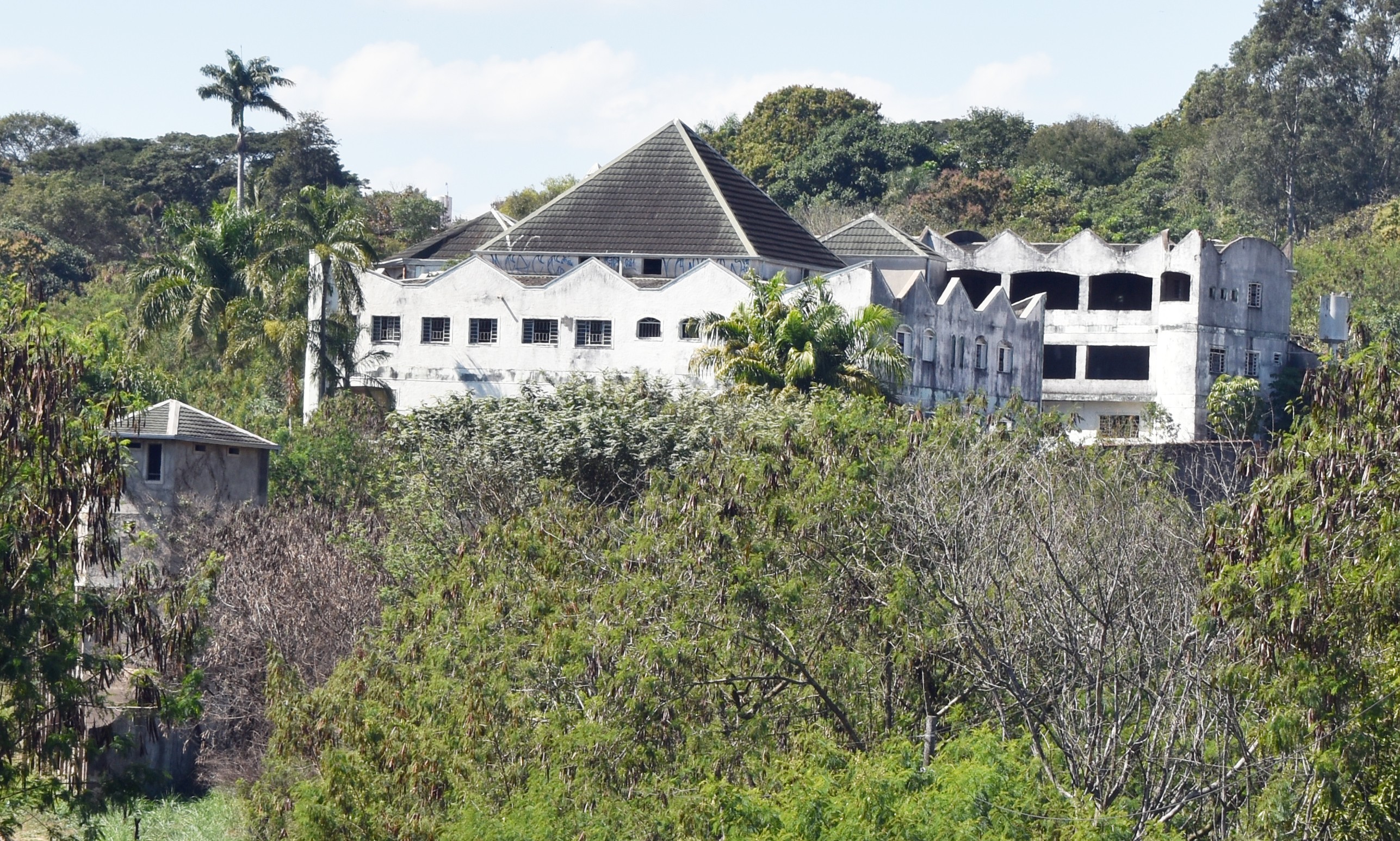 Mais de 100 quartos, 'piscina de viola' e sem seguir plantas formais: conheça o Castelo de José Rico, que pode virar museu de música