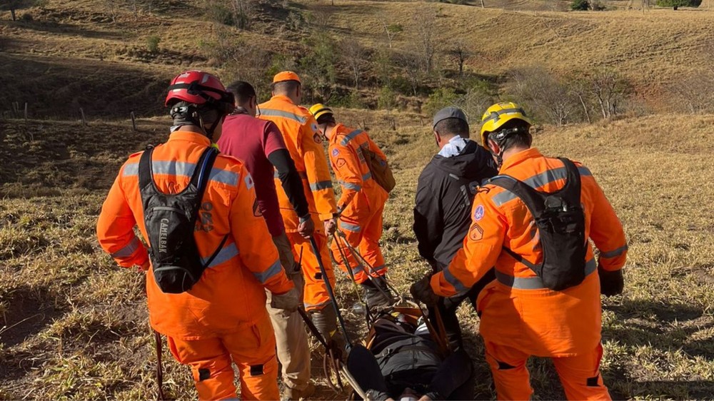 Piloto de parapente fica ferido ao cair durante voo recreativo em MG