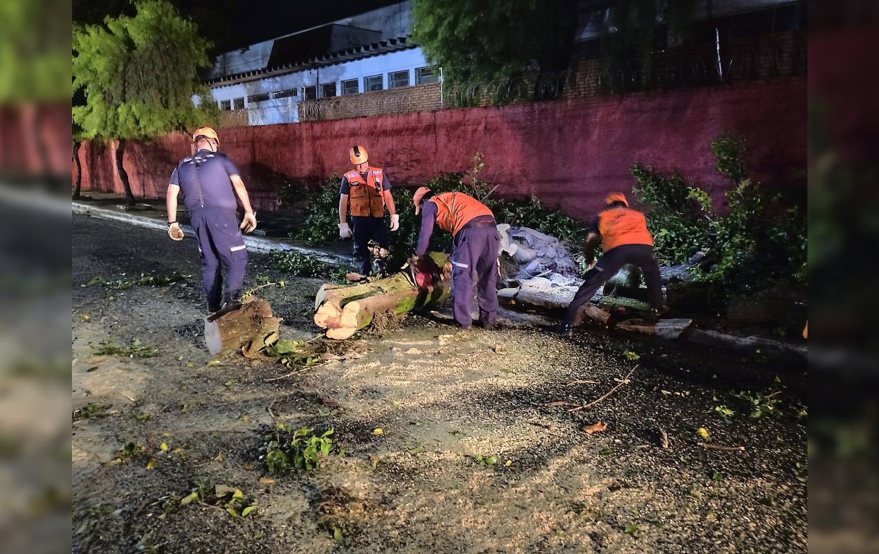 Chuva forte com ventos causa estragos e deixa desalojados em Jaú