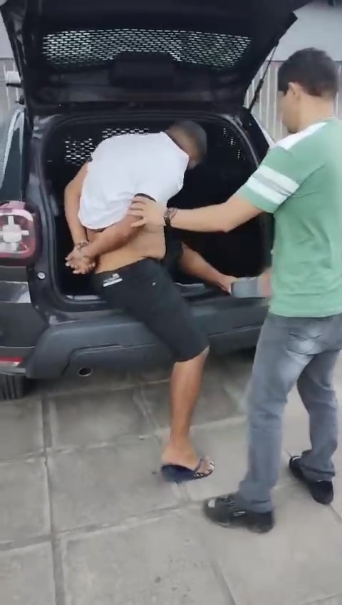 Homem que se masturbava em frente a adolescente é preso após família armar flagrante e filmar o crime