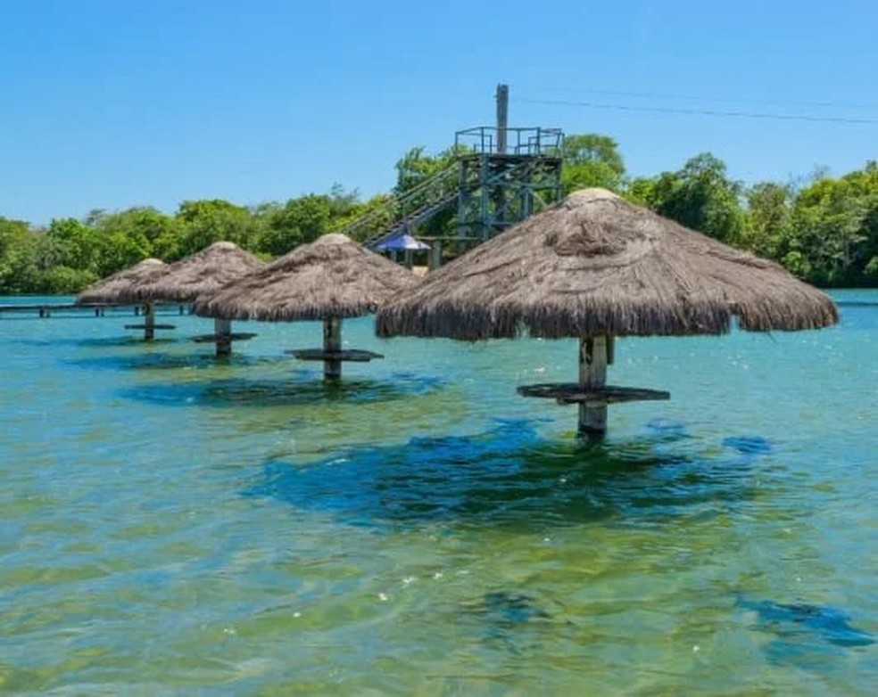 Ataques de peixes ocorreram nos quiosques localizados dentro da lagoa artificial. — Foto: Divulgação/Praia da Figueira