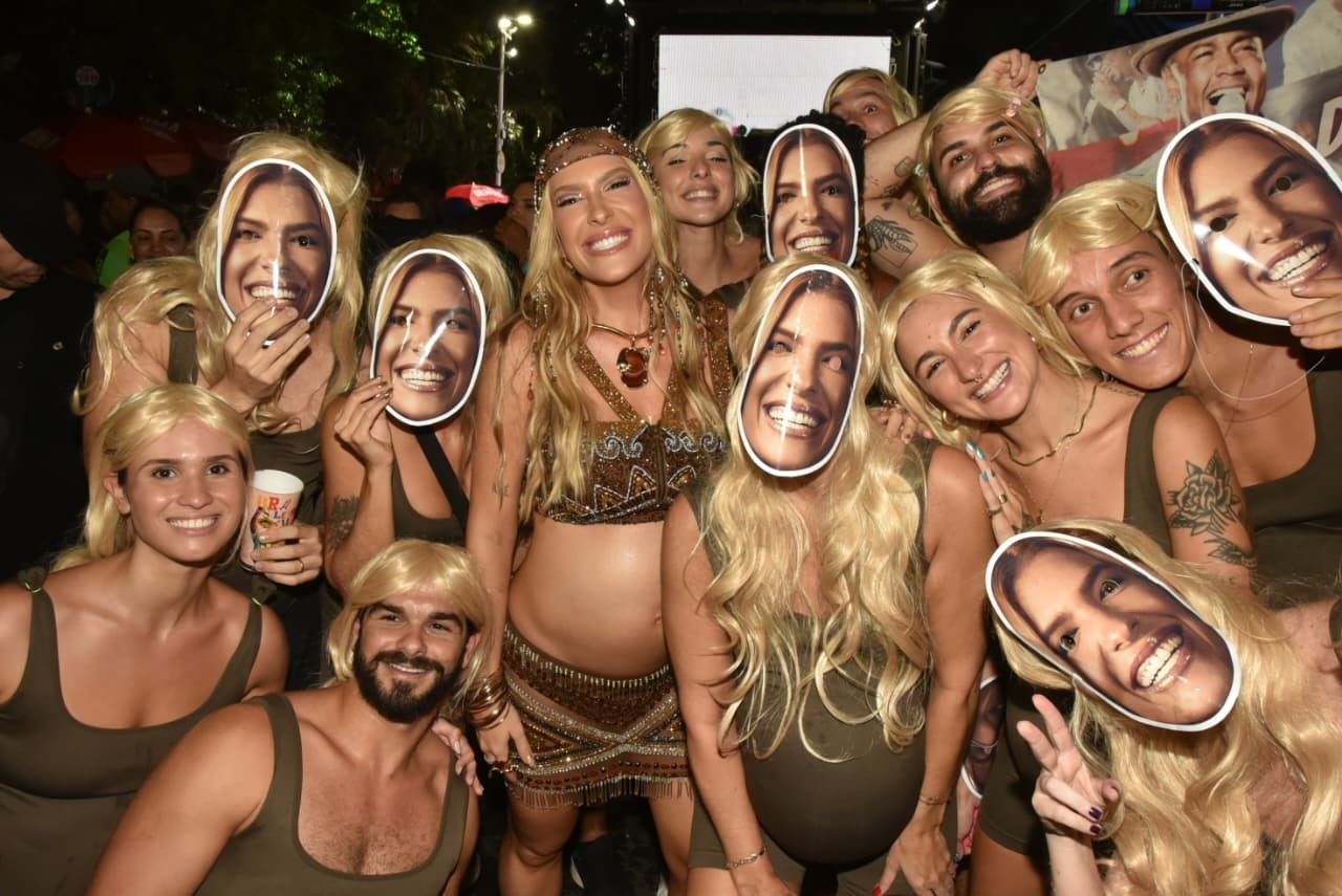 Amigos se fantasiam de 'Lore Improta grávida' em desfile com Léo Santana no pré-Carnaval de Salvador