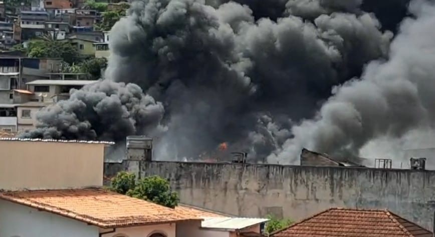 Incêndio atinge ferro-velho e deixa uma pessoa ferida em Teresópolis, na Serra do Rio