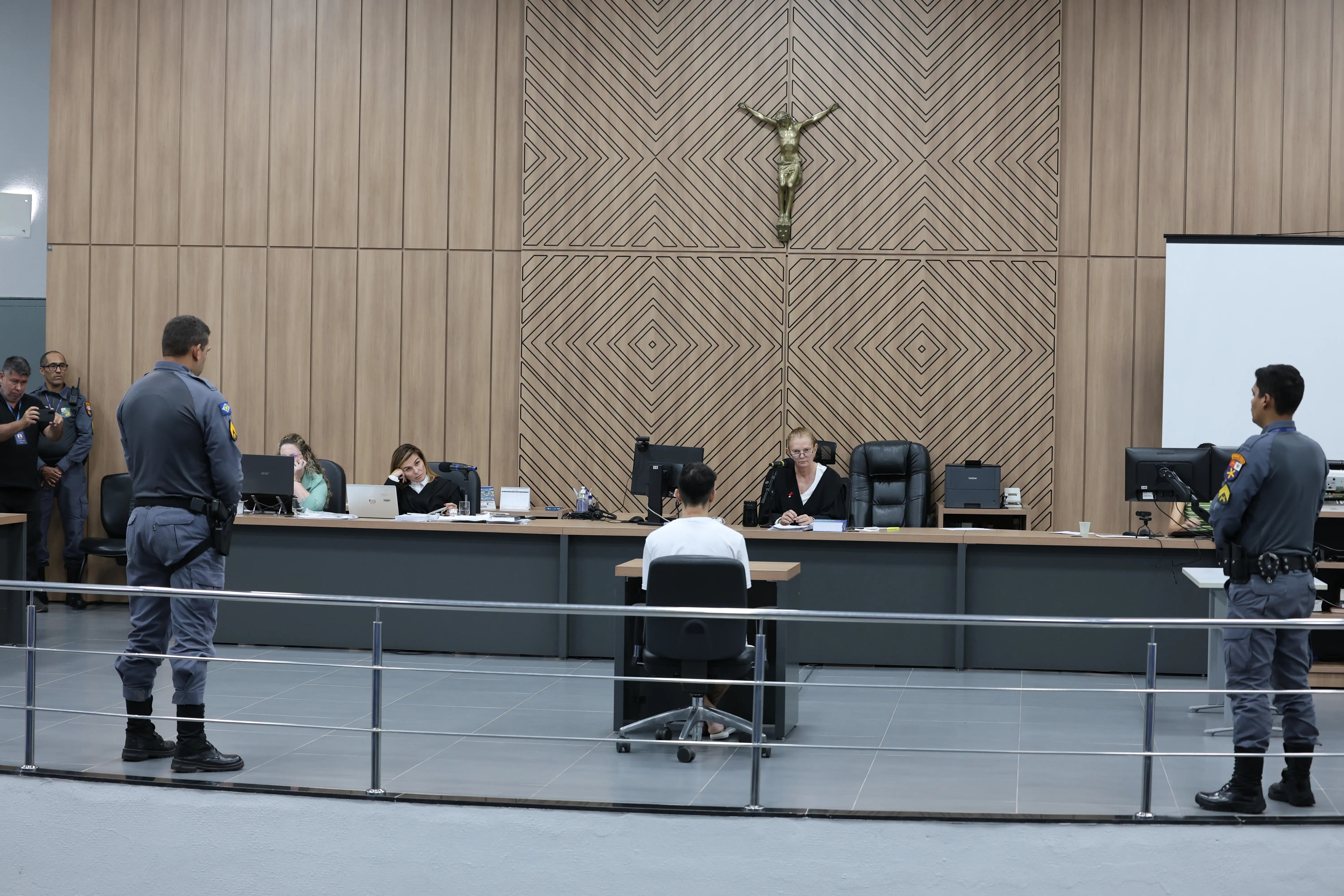 Mãe, filho e executor são condenados a 71 anos de prisão por mortes de comerciantes no Shopping Popular em Cuiabá 