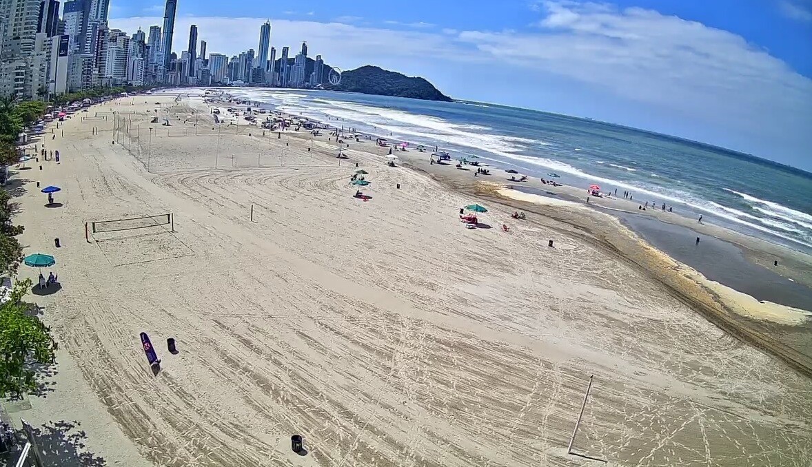 Piscinas naturais voltam a aparecer na Praia Central de Balneário Camboriú; entenda