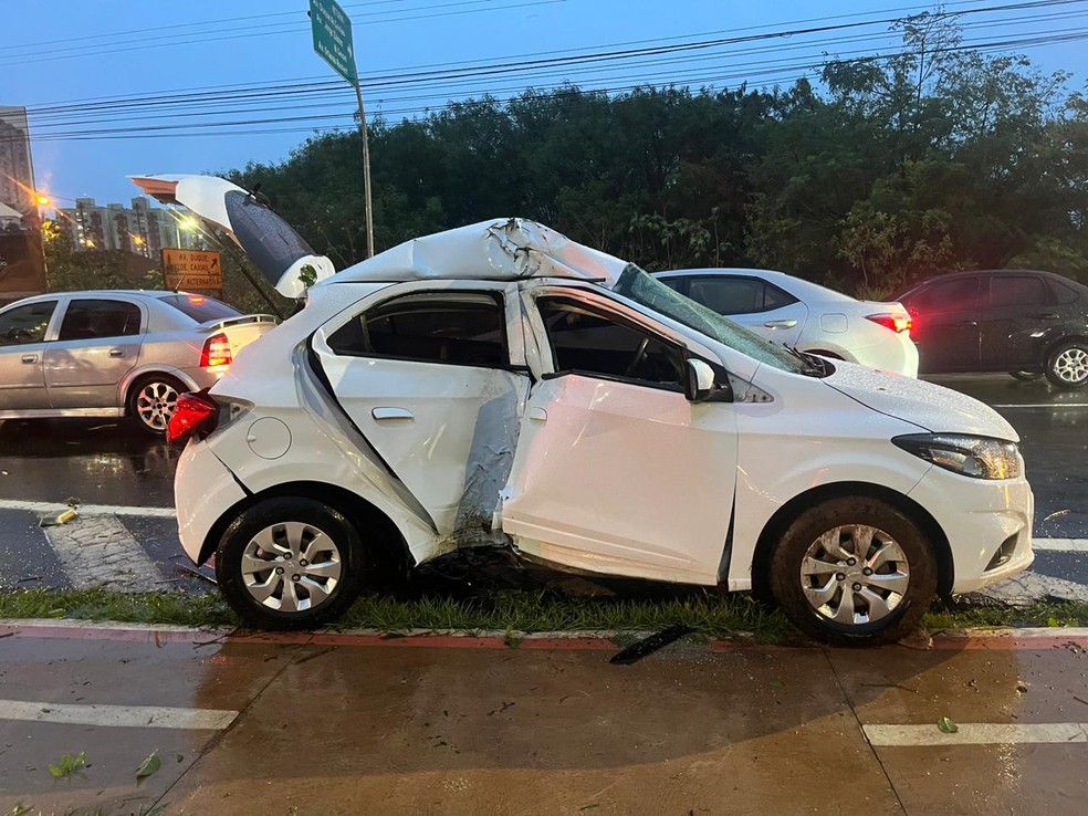 Óbito de jovem de 24 anos foi confirmado no local do acidente em Bauru — Foto: Gabriel Sato/TV TEM