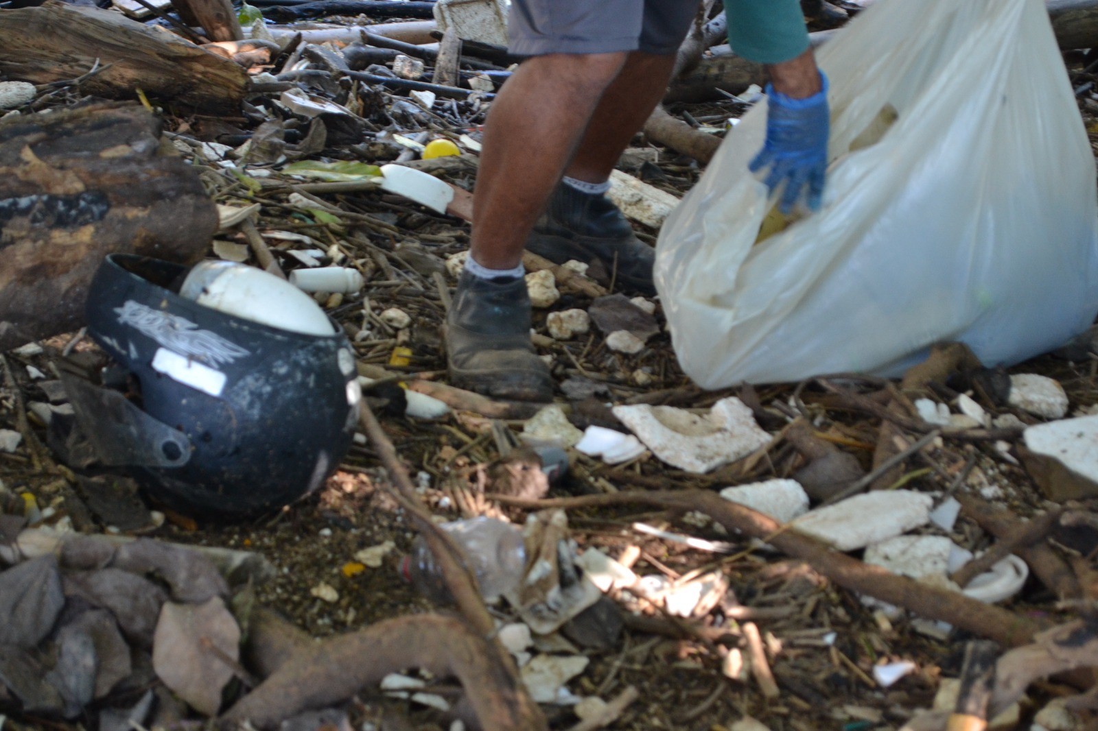 Dia Mundial da Limpeza: voluntários retiram capacete, sapatos e garrafas da margem do Rio Piracicaba
