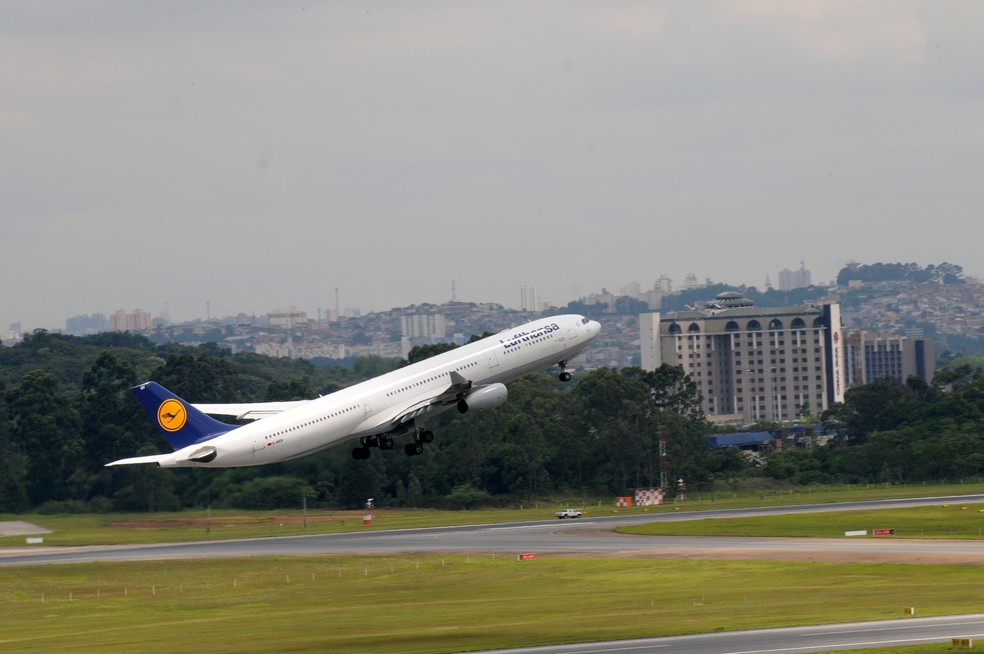 Avião decolando da pista do Aeroporto Internacional de Cumbica — Foto: Sidnei Barros/Prefeitura de Guarulhos