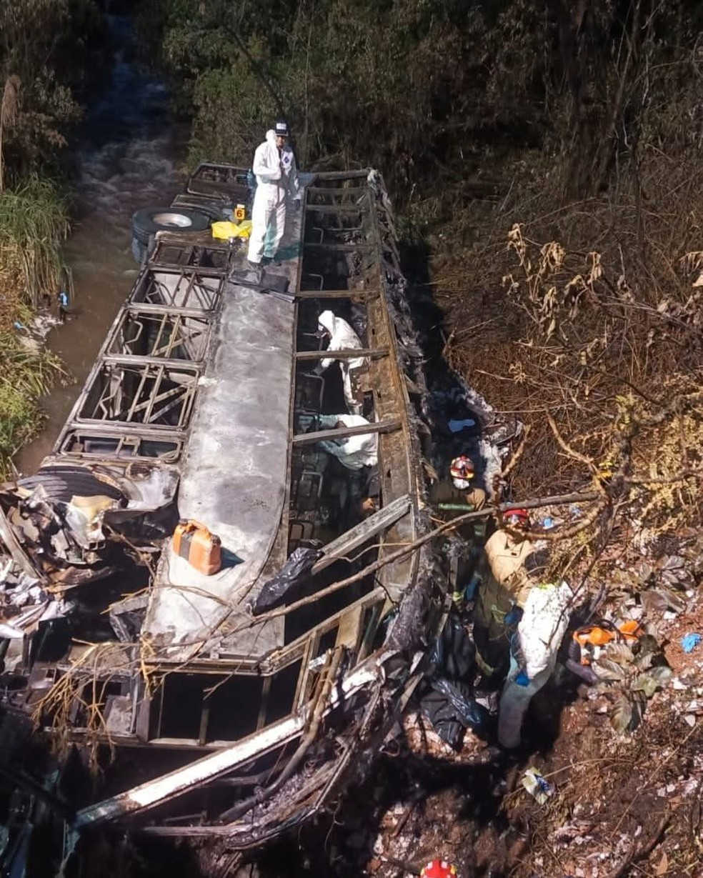 Acidente de ônibus no Equador deixa pelo menos 11 mortos e cerca de 20 feridos — Foto: Reprodução/Bombeiros Cuenca