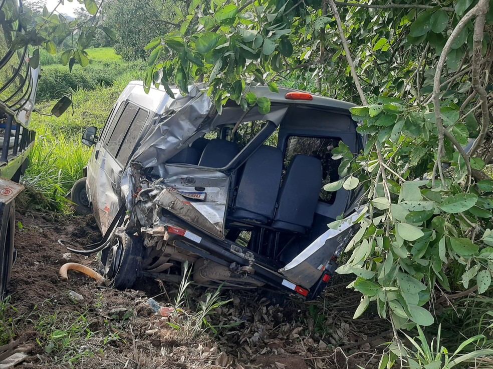 Van escolar sofre acidente na BR-364 em RO — Foto: Reprodução