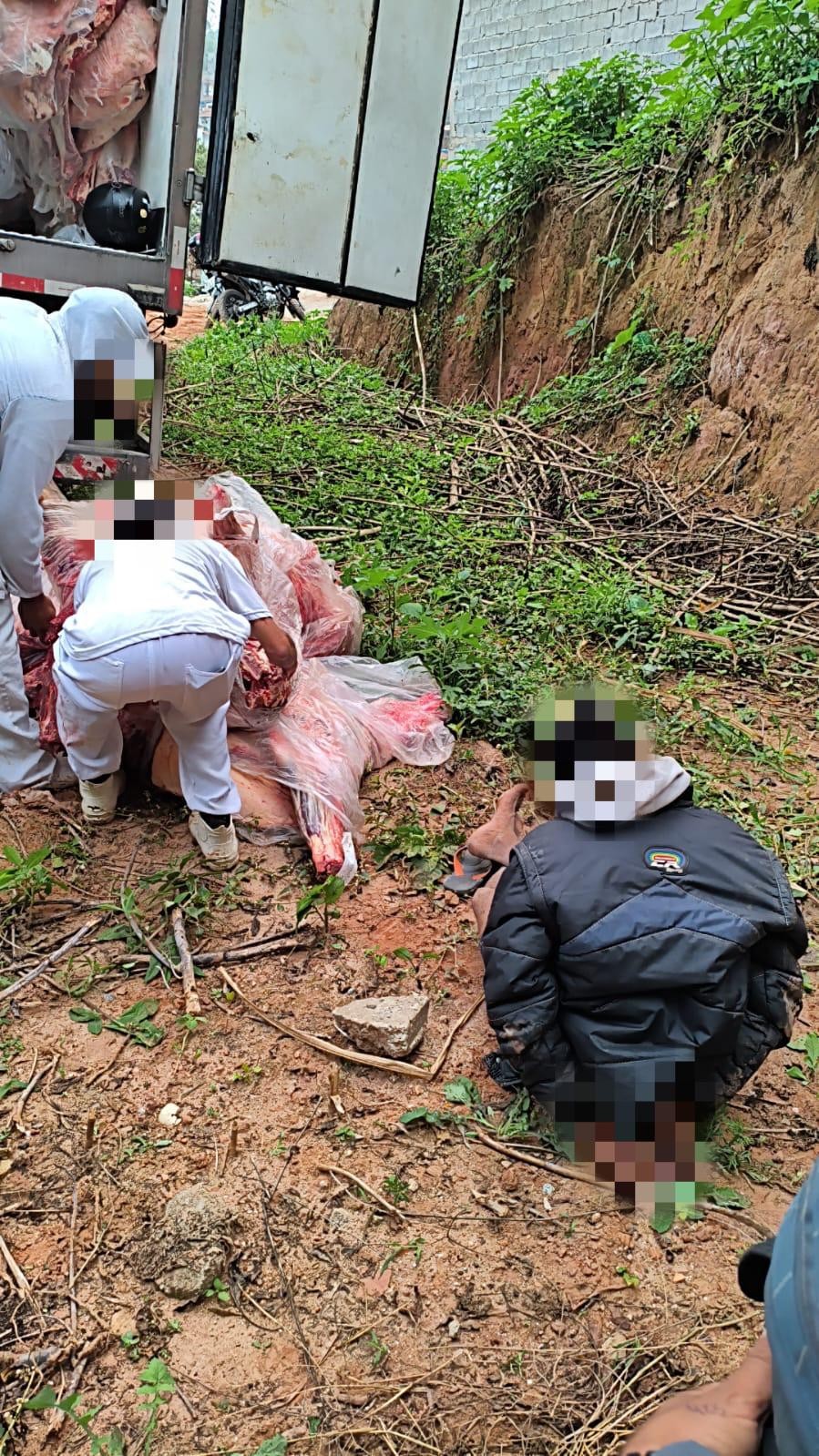PM recupera caminhão roubado com R$ 75 mil em carne bovina na Zona Sul de SP; veja FOTOS