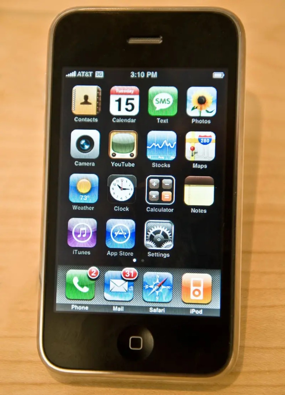 O segundo modelo de iPhone foi a apresentação do GPS ao grande público e marcou o momento em que ele começou a se tornar algo cotidiano para milhões de pessoas — Foto: Getty Images via BBC