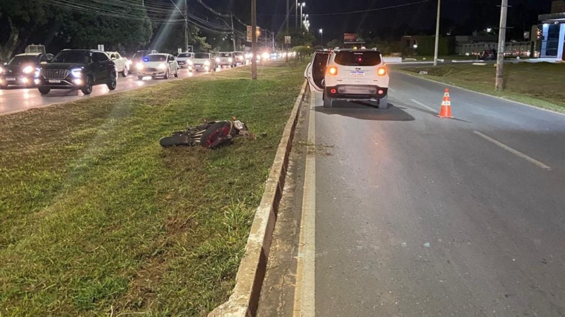 Motociclista de 19 anos morre após bater em poste