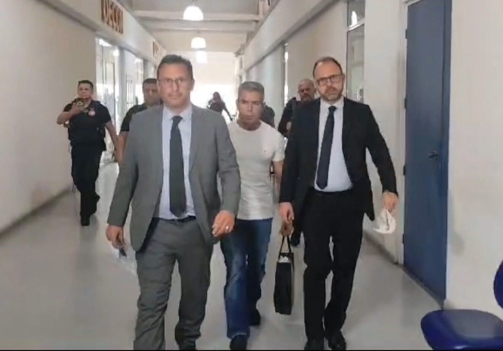 Rogério Andrade, ao centro de camiseta branca, foi preso na manhã desta terça-feira (29). — Foto: Reprodução/ TV Globo