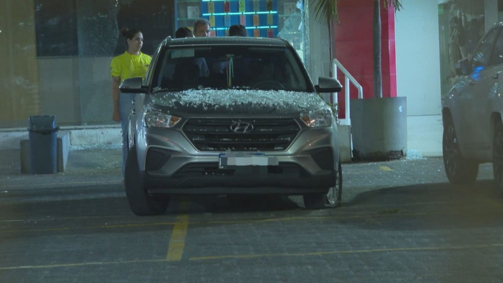 Carros foram atingidos na ação dos suspeitos — Foto: Reprodução/TV Bahia