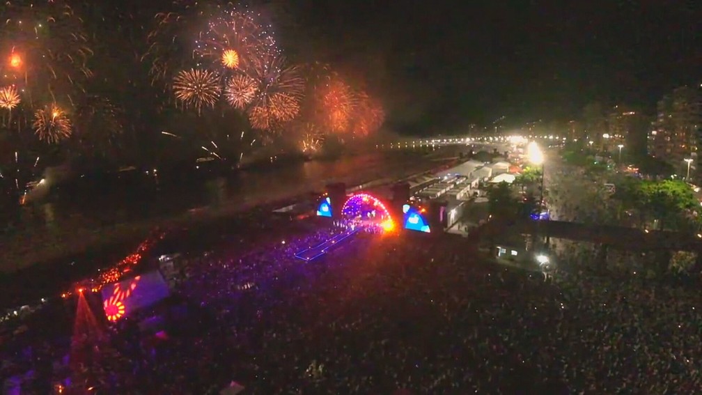 Palco e fogos em Copacabana — Foto: Reprodução/TV Globo