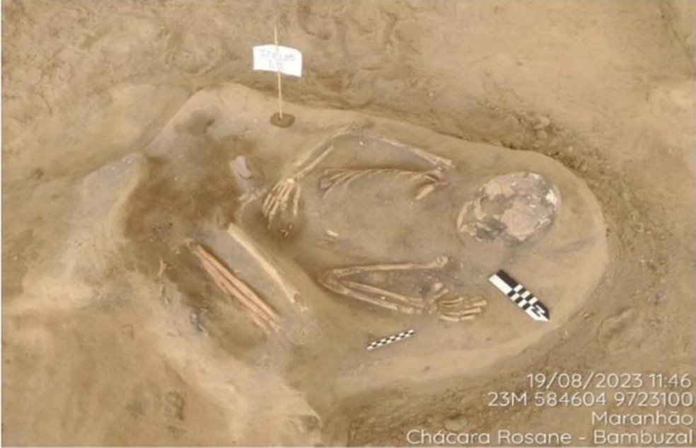 Décimo quinto esqueleto encontrado em escavação. Pela análise inicial, se tratava de uma mulher de cerca de 1,46 metro de altura. — Foto: Reprodução de Ana Luzia Freitas/W Lage Arqueologia