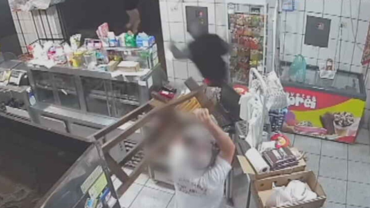 VÍDEO: idoso reage a assalto e espanta ladrões com banco de madeira no interior de SP