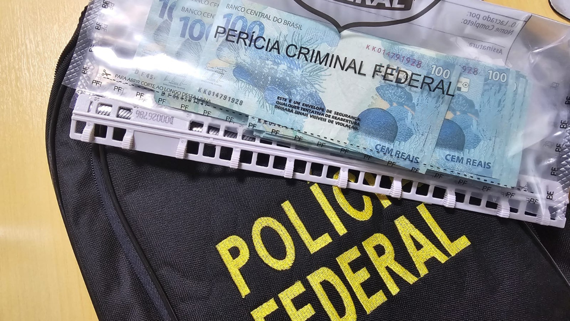 Mulher é presa pela terceira vez com 57 notas falsas escondidas em guarda-roupas no Bairro Laranjeiras, em Uberlândia