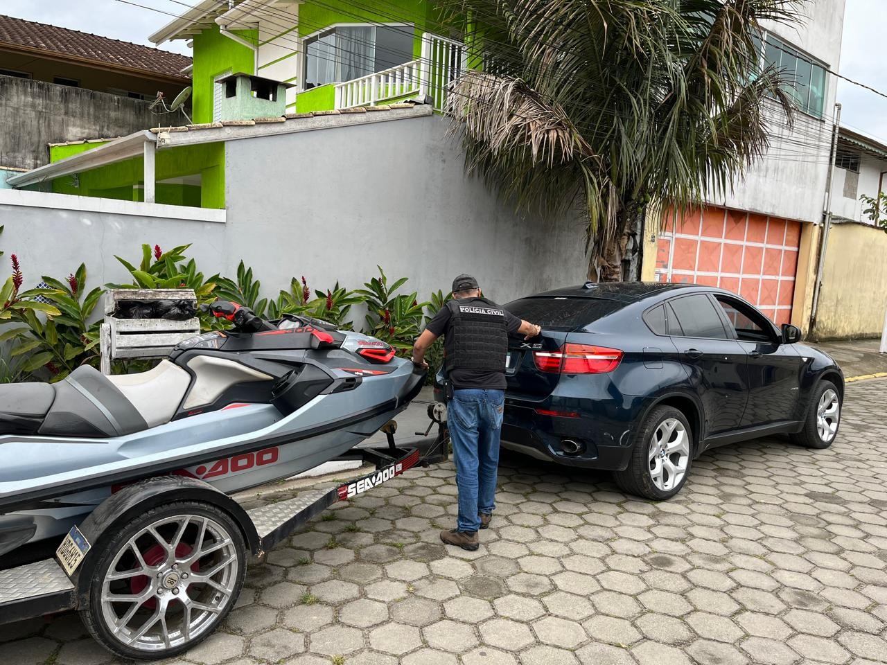 Casal suspeito de receptação é preso com carros de luxo, motos aquáticas e diversas peças de veículos em Ubatuba, SP