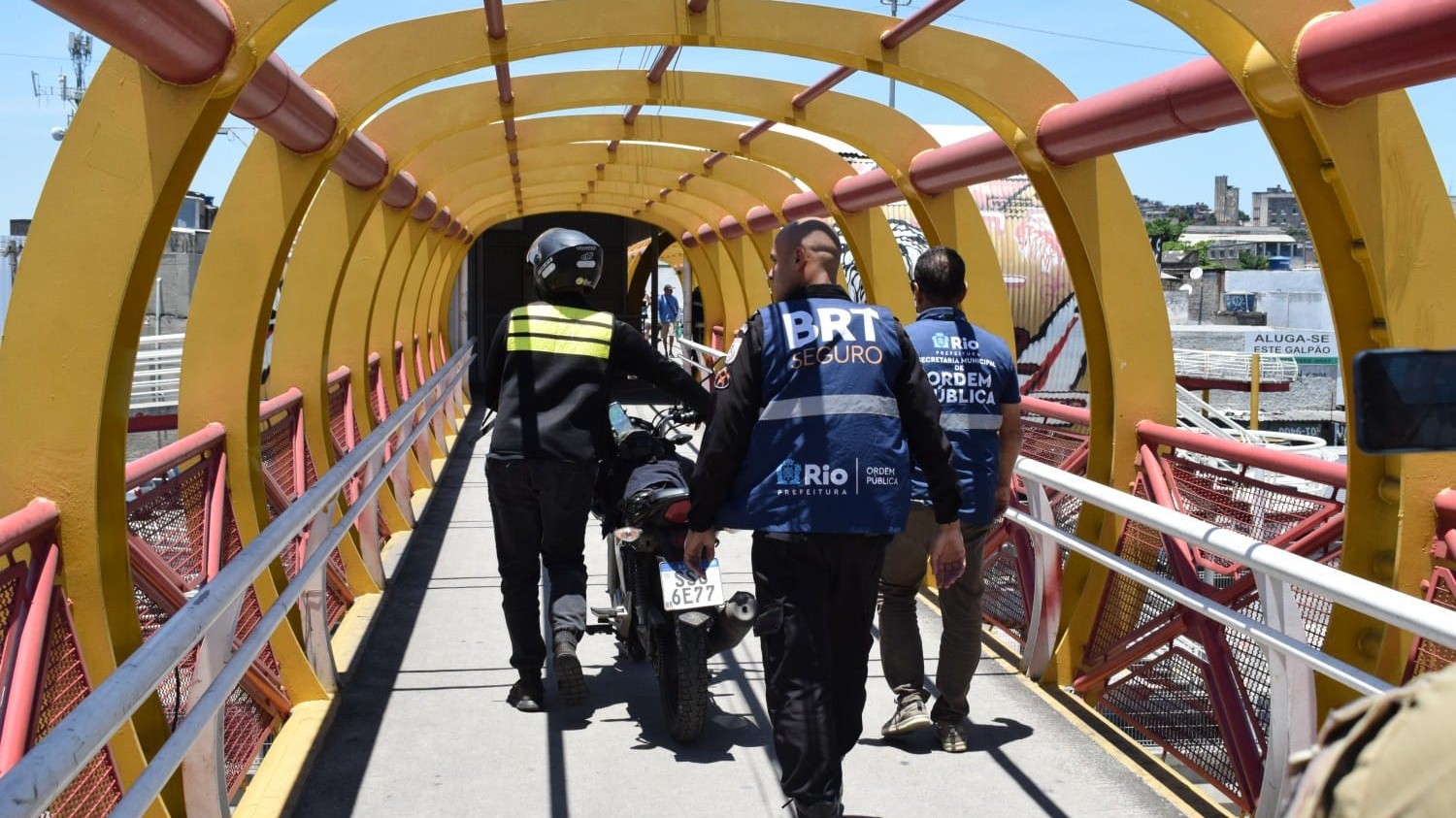 Operação contra travessia de motocicletas nas passarelas do BRT apreende 14 veículos