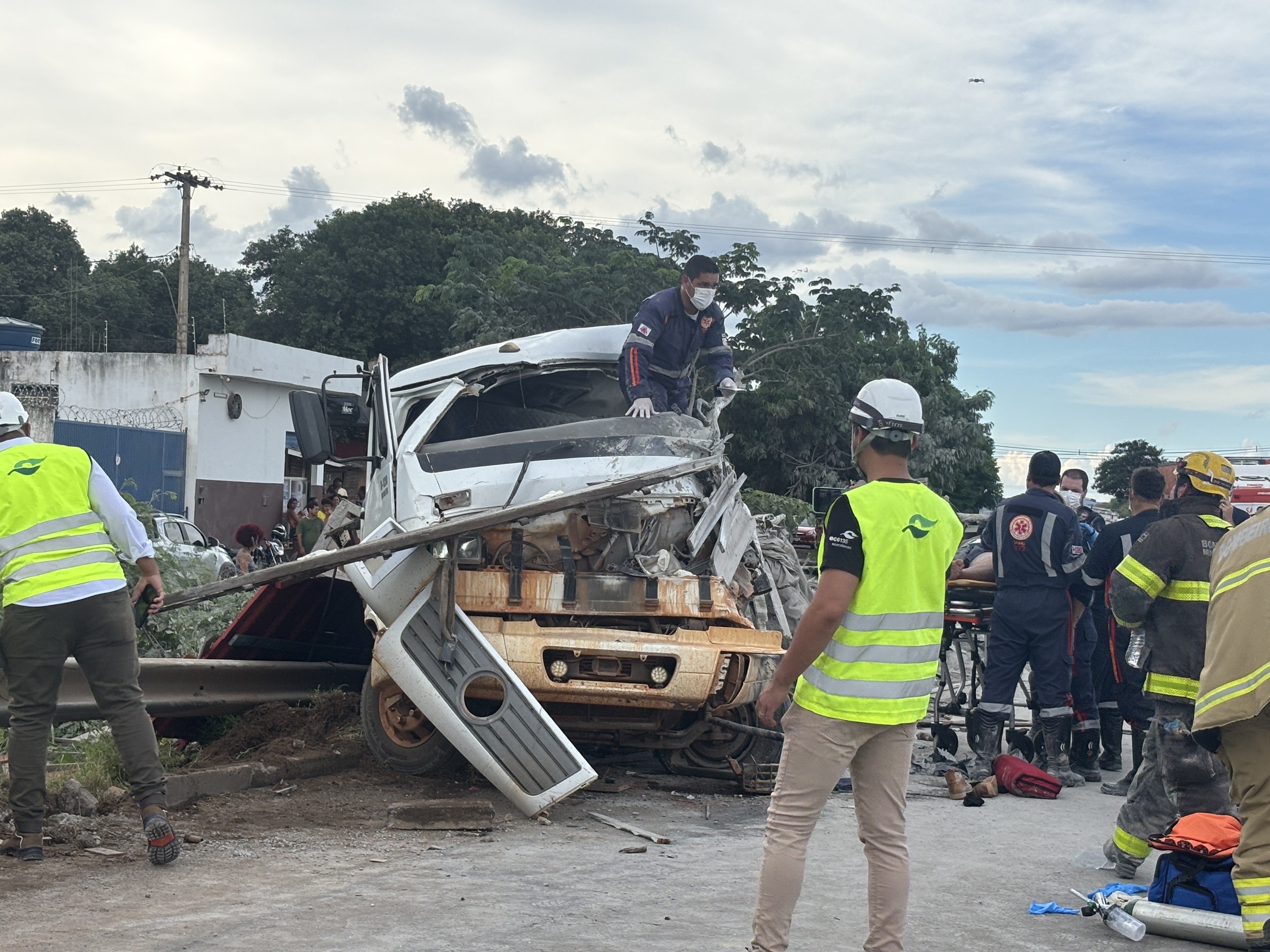 Acidente com quatro veículos deixa caminhoneiro morto na BR-135, em Montes Claros