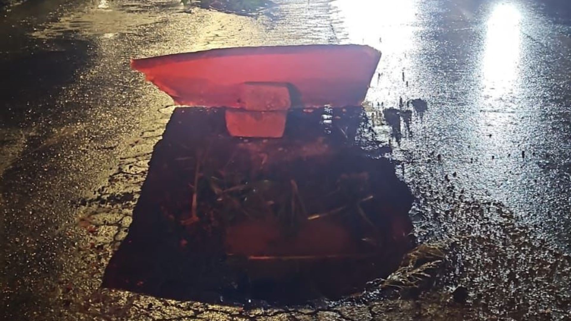 VÍDEO: Buraco na BR-365 causa prejuízo em sequência e fura pneus de 13 veículos em poucos minutos em Uberlândia