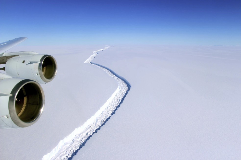 Quatro dúzias de plataformas de gelo da Antártida encolheram pelo menos 30% desde 1997 e 28 delas perderam mais de metade do seu gelo nesse período — Foto: NASA via AP