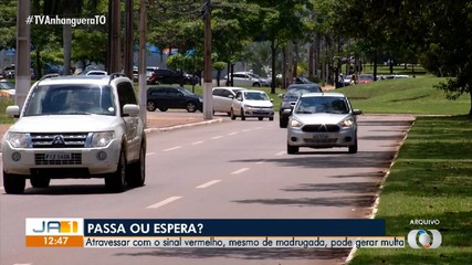 Atravessar via com sinal vermelho, mesmo de madrugada, pode gerar multa