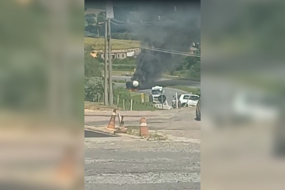 Imagens enviadas ao g1 mostram uma densa fumaça preta saindo do veículo, próximo a um posto de combustíveis — Foto: Roney Gonçalves